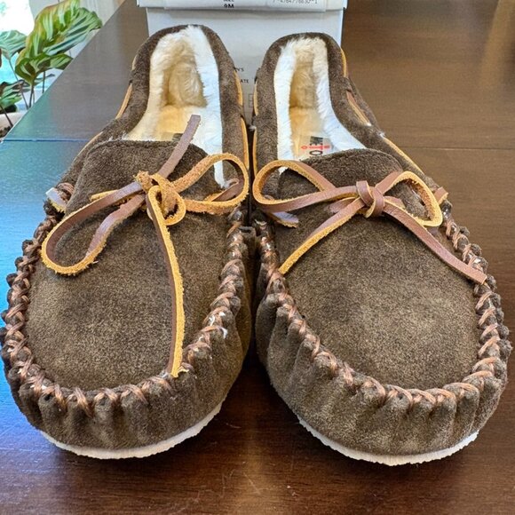 MINNETONKA WOMEN SLIPPER US 9M CHOCOLATE BROWN CALLY SUEDE LEATHER MOCCASIN NEW - Picture 1 of 7